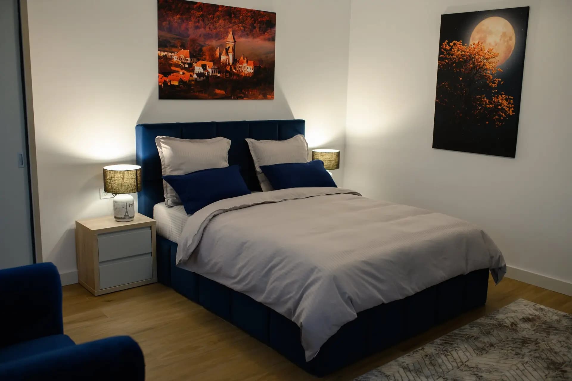 Cameră cu design alternativ și mobilier contemporan.